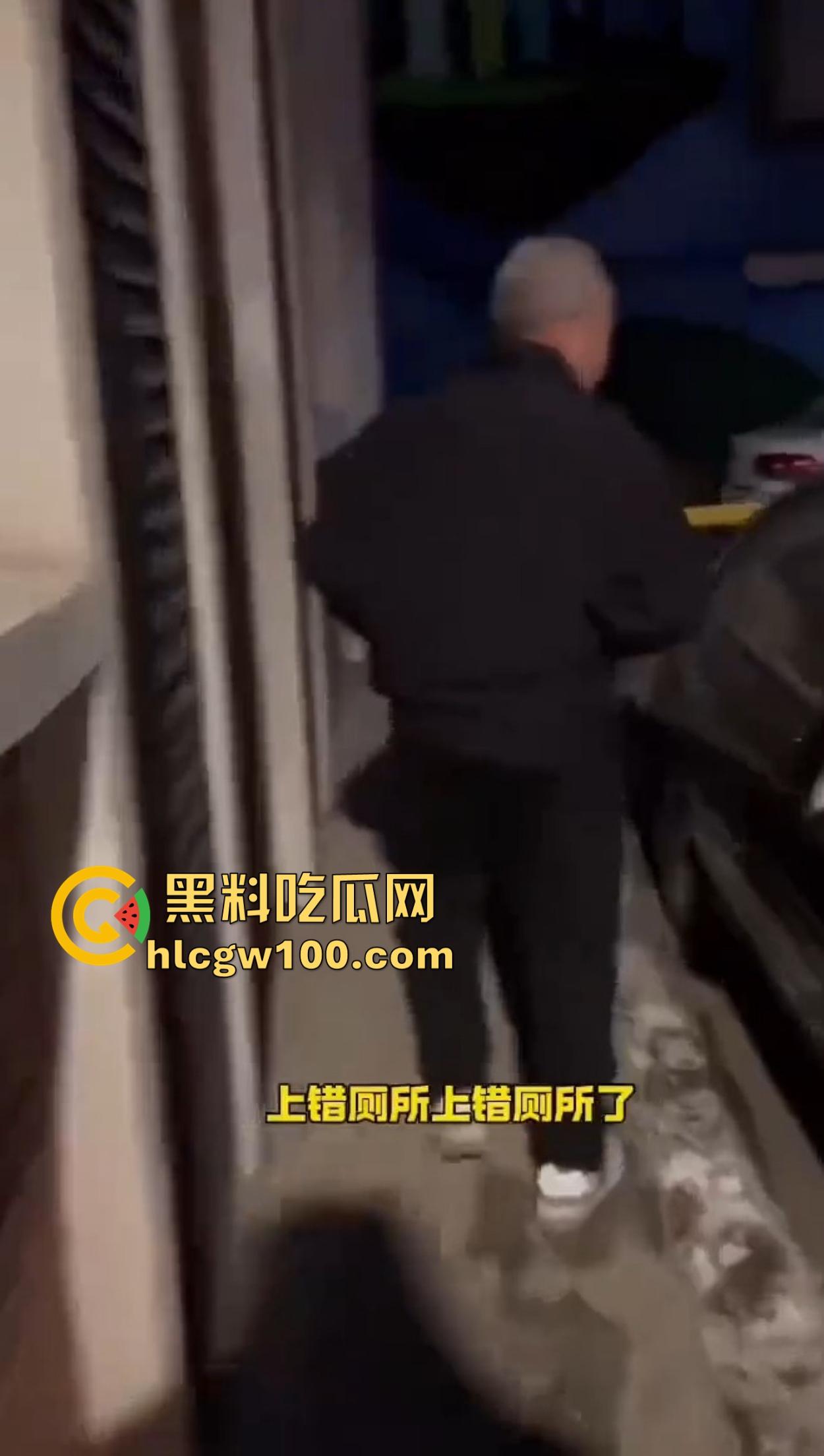 老逼登儿女厕偷窥上瘾，被钓鱼抓个正着，吓得妹子裤子都提不起来，下次建议直接尿他脸上黄汤伺候洗洗清醒！-7