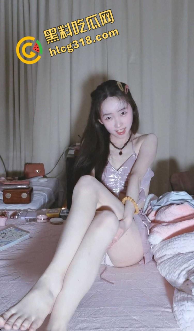 ASMR诱惑系列【YiDan的窝窝】，粉粉的玉足诱人心，发出的声音也很好听，心中的完美女神 !-1