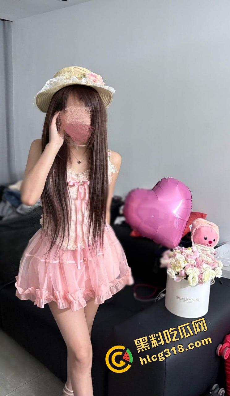 什么反人类操作？一边舔一边插，双飞还能左右开弓还能翻身换位，这身体素质简直是性爱奥运金牌级！-1