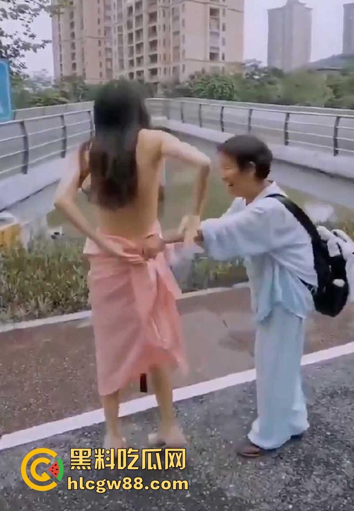 广西都市丽人【林依玲】裸体在公园穿高跟鞋遛弯 遇老太太好心提醒要穿衣保暖还给披上衣服-6