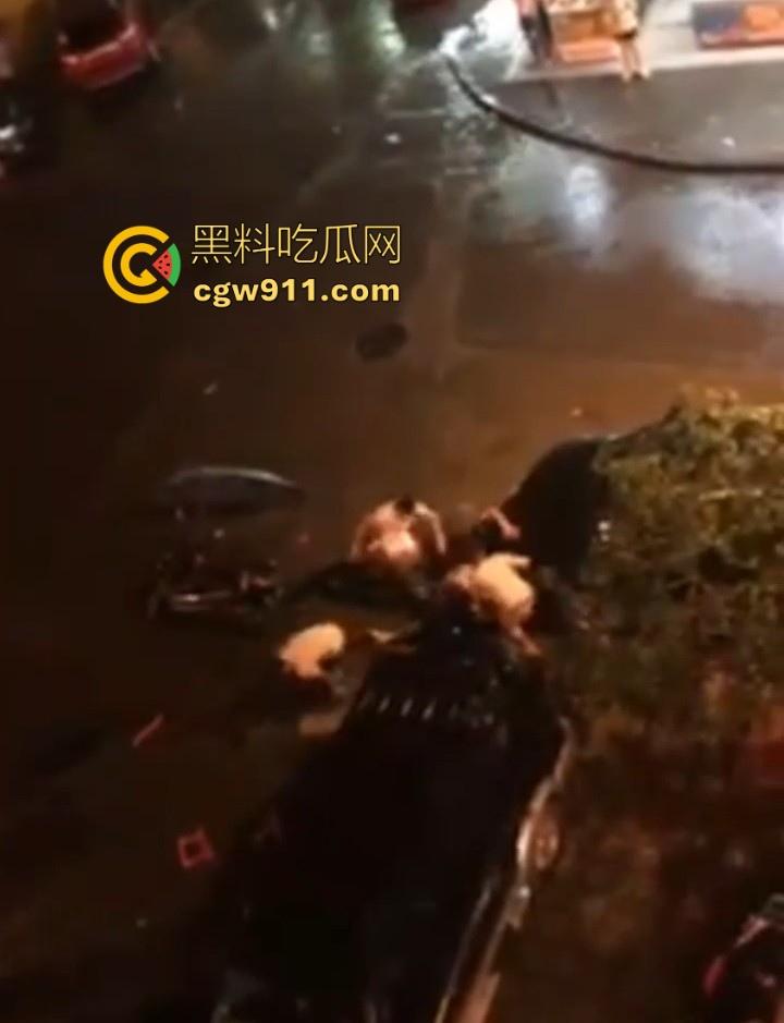 街头斗殴！黑衣男子遭20斤巨石猛砸头部，鲜血直流场面极度暴力，现场视频流出，隔着屏幕都感觉很窒息！-1