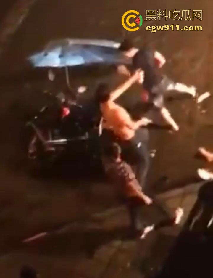 街头斗殴！黑衣男子遭20斤巨石猛砸头部，鲜血直流场面极度暴力，现场视频流出，隔着屏幕都感觉很窒息！-3