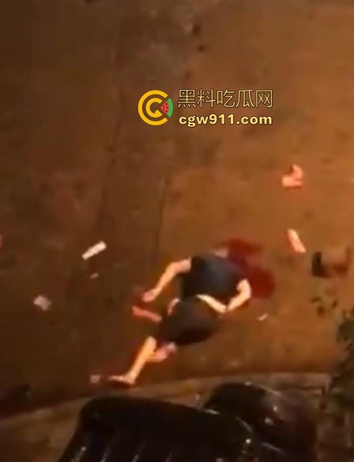 街头斗殴！黑衣男子遭20斤巨石猛砸头部，鲜血直流场面极度暴力，现场视频流出，隔着屏幕都感觉很窒息！-9