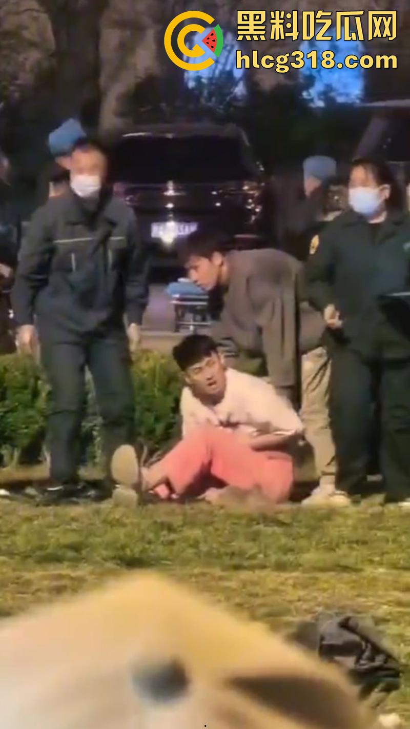 孩子吵架大人动刀杀人，河北石家庄因孩子起争执，叫来朋友群殴，结果朋友直接掏刀捅人！-4