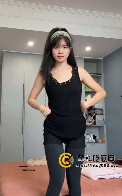 抖音200万粉网红【郭咩咩】直播割腕血喷三丈，菜刀剁手腕吓傻舔狗，甜妹秒变疯批杀人魔！-4