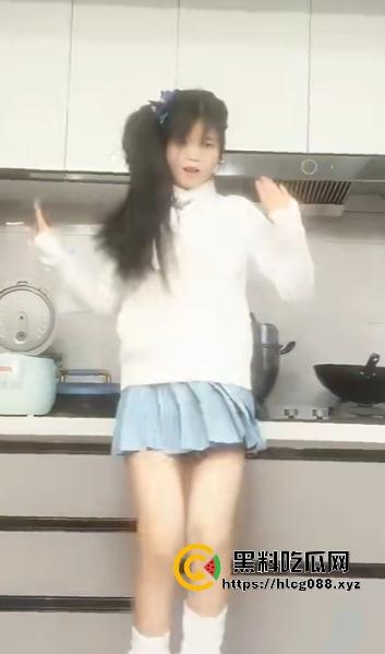 抖音200万粉网红【郭咩咩】直播割腕血喷三丈，菜刀剁手腕吓傻舔狗，甜妹秒变疯批杀人魔！-6