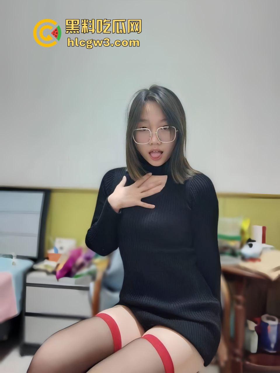 高颜女主【盛雅雯】反差白嫩母狗叼狗链啪啪，肛塞情趣白丝疯狂自虐，口交伺候玩到失控！-4