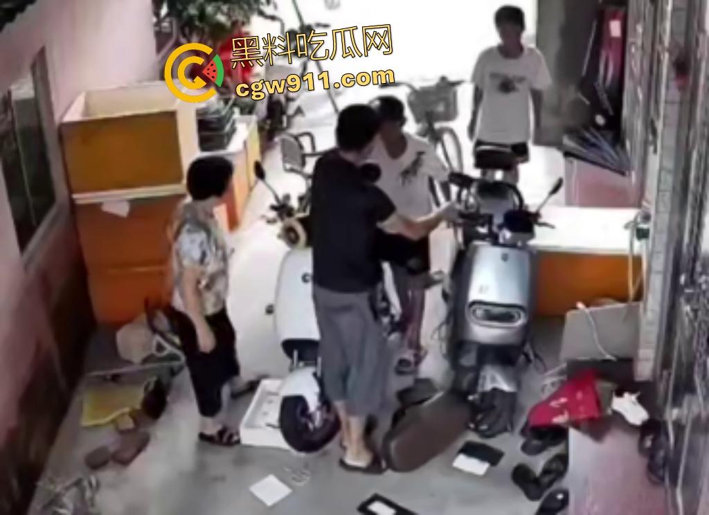 福建巷子里小孩乱放东西堵路，邻居怒打熊孩子引发小孩家长彻底疯狂抄刀狂砍，这起码要判三年起步！-1