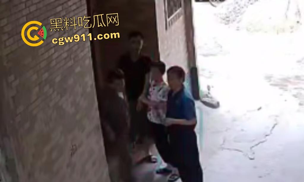 福建巷子里小孩乱放东西堵路，邻居怒打熊孩子引发小孩家长彻底疯狂抄刀狂砍，这起码要判三年起步！-6