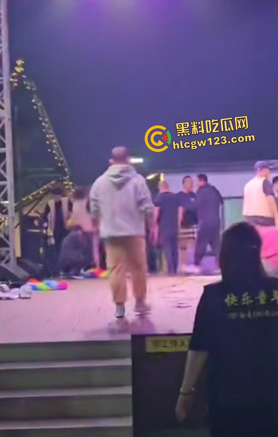 舞台上惊天黑料老婆被猥亵，妻子还抱老公让几人打成猪头，事后老公查出老婆出轨！-1