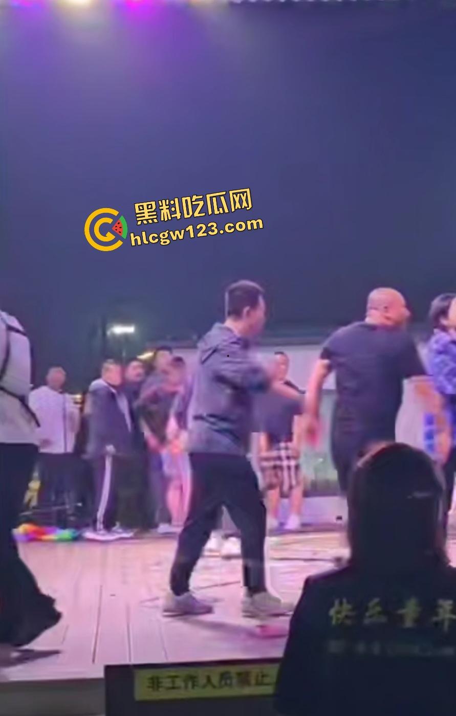 舞台上惊天黑料老婆被猥亵，妻子还抱老公让几人打成猪头，事后老公查出老婆出轨！-3