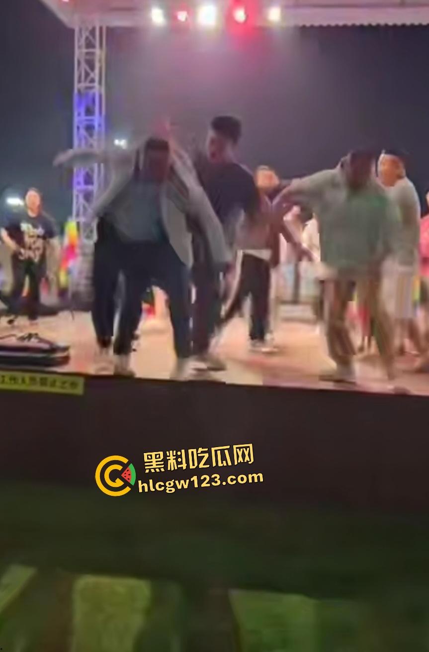 舞台上惊天黑料老婆被猥亵，妻子还抱老公让几人打成猪头，事后老公查出老婆出轨！-6