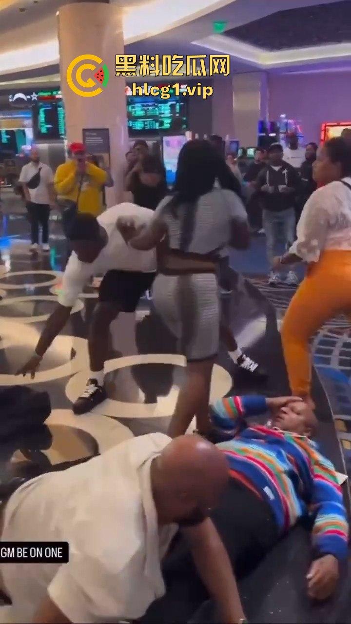 拉斯维加斯瓦坎达「马东锡」化身一拳超人，1打2轻松KO对手，黑人侠暴击看呆吃瓜群众！-1