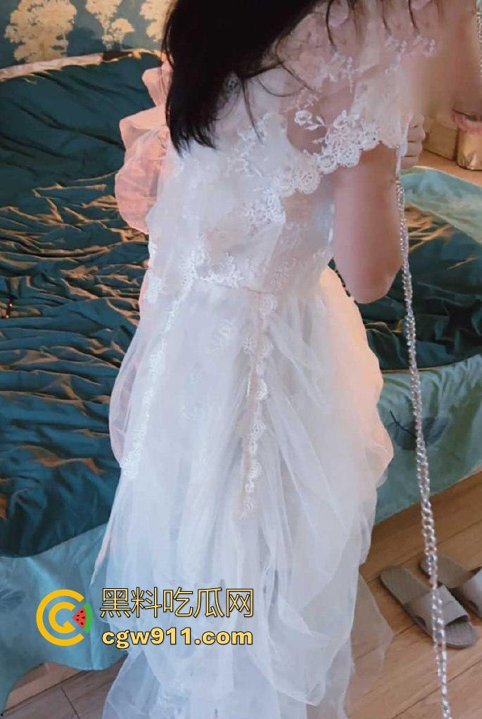 海角乱伦！极品妹妹性感婚纱下竟隐藏着母狗属性，被哥哥拴狗链按头口交场面淫荡不堪！-2