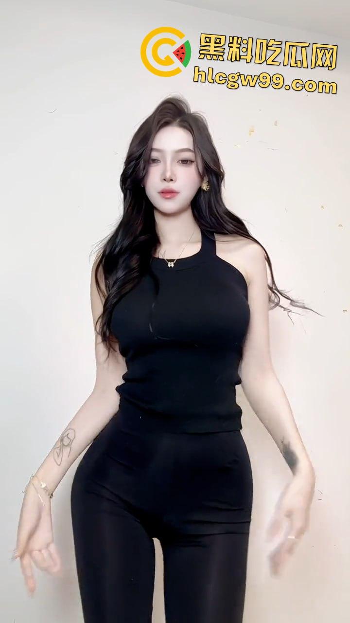 抖音16W粉【糊涂小Y】 猛提瑜伽裤勒出馒头逼，黑丝搔首弄姿直播玩的就是个擦边和会员播-3