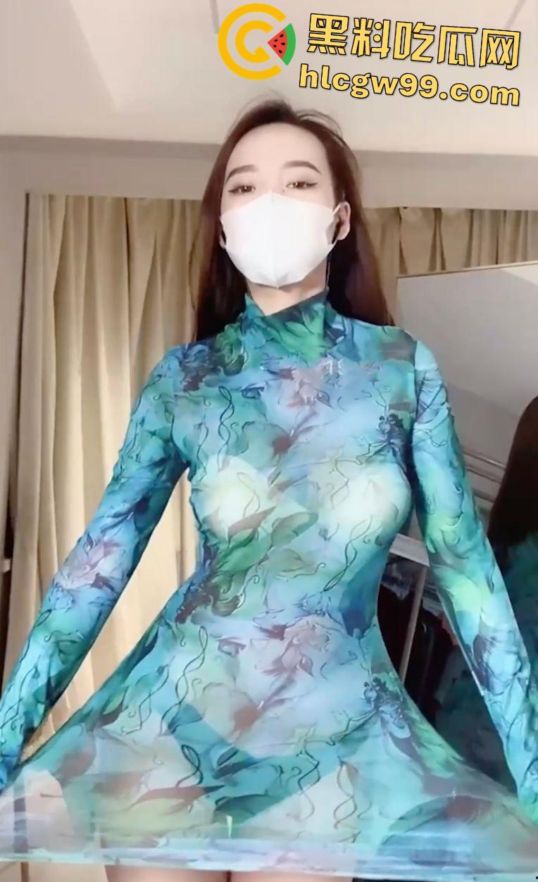 抖音16W粉【糊涂小Y】 猛提瑜伽裤勒出馒头逼，黑丝搔首弄姿直播玩的就是个擦边和会员播-12