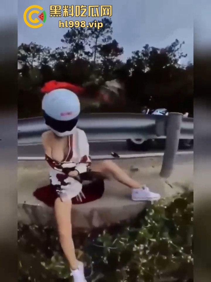 女骑手摔倒险坠山崖，居然还摆拍摸奶子！流量至上，简直让人无语！-6