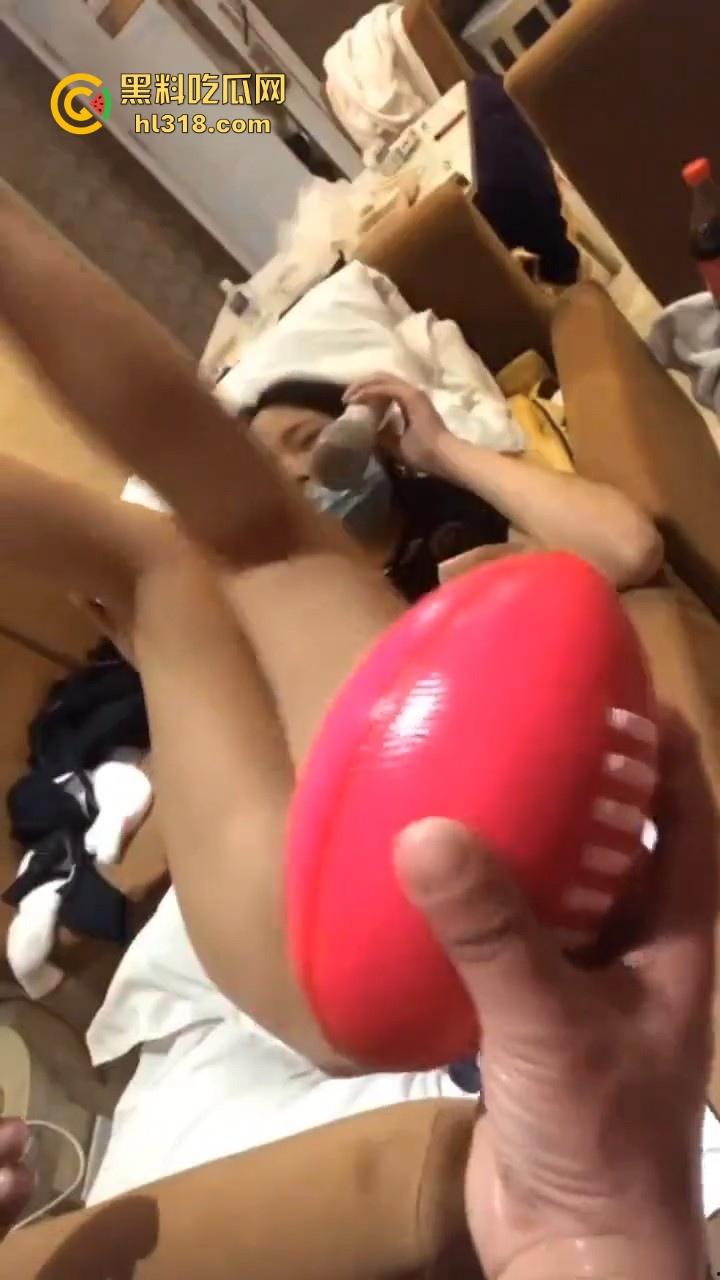 这逼这么能塞吗！美式橄榄球全塞进小穴，看着感觉还有空间呢，下次出门都不用带包了带逼就行！-3