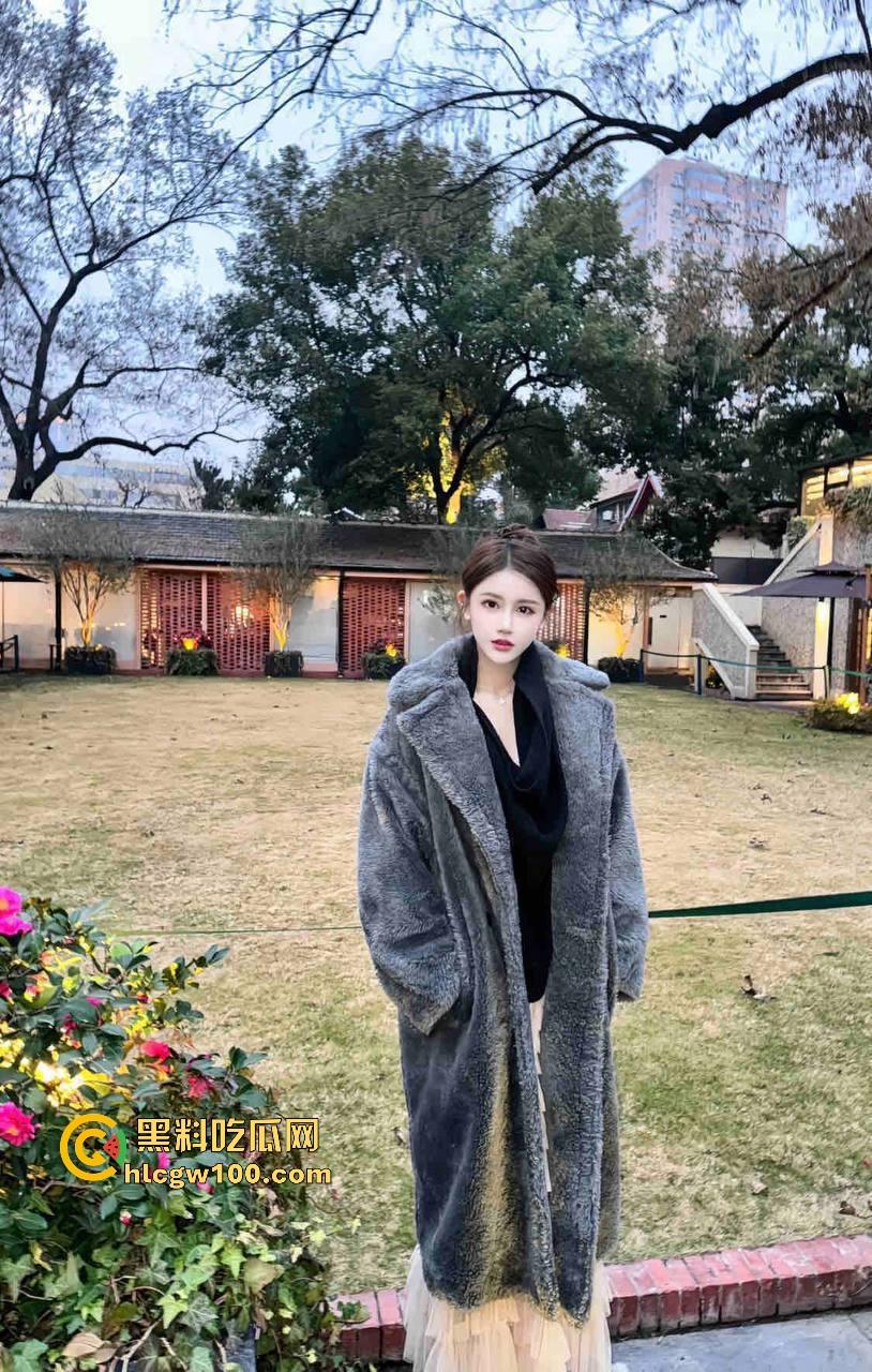 北京大哥路边发情当街怼，强按小姐姐头直接开搞，深喉怼到干呕，小姐姐手不知道该放哪，围观路人直看懵逼！-3