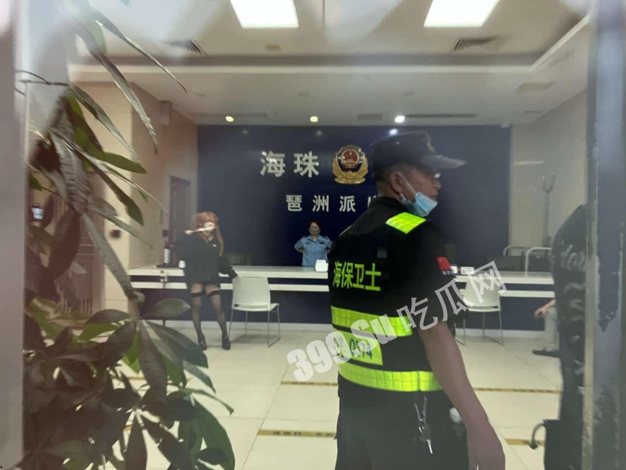 #吃瓜 #广州 #萤火虫动 漫展 外场，曾经在 #推特 上 援交 的coser由于举报被 警察 从现场直接带走，此举引发部分不满的宅男冲击了当地派出所要求放人-1