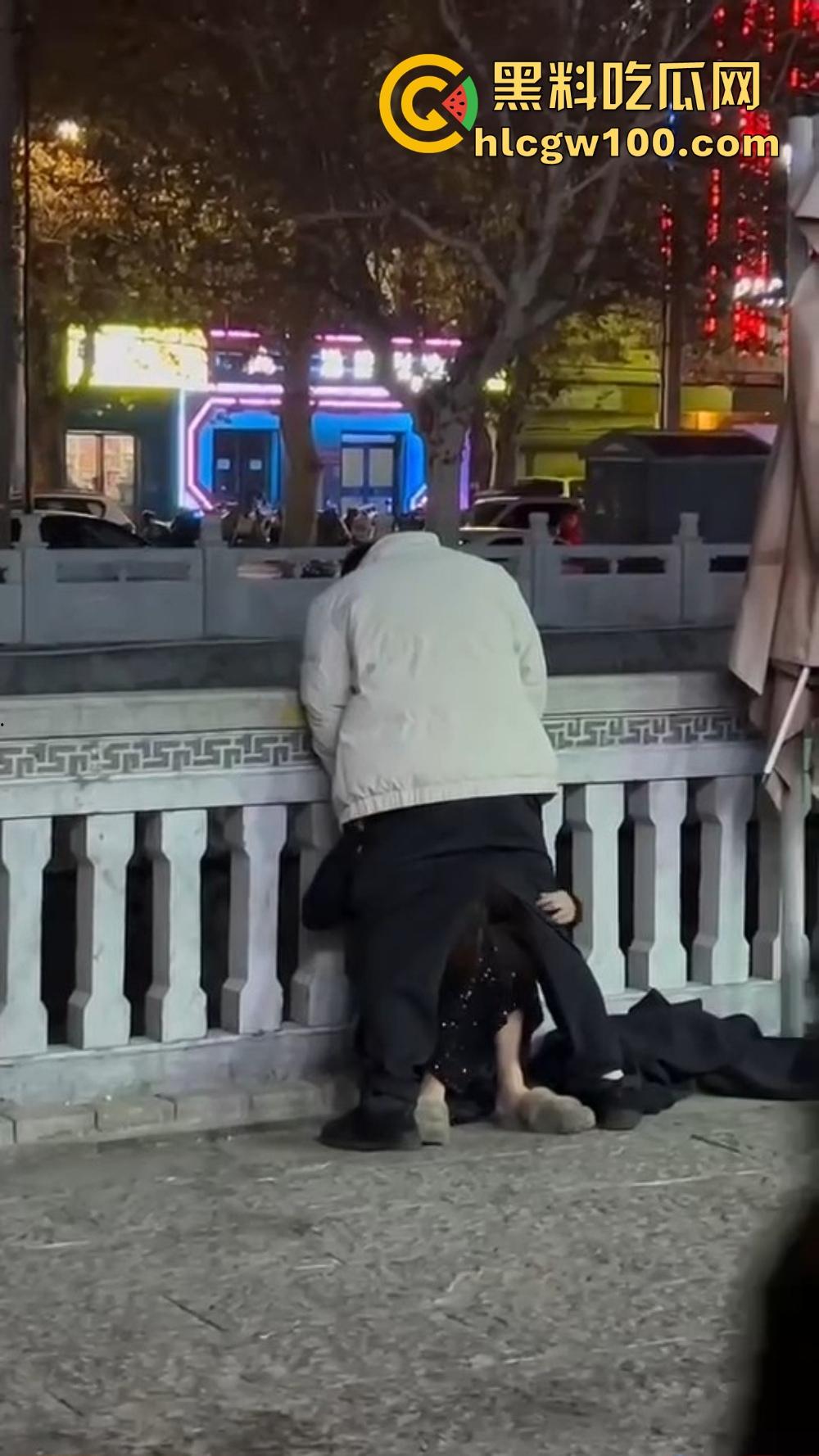 北京大哥路边发情当街怼，强按小姐姐头直接开搞，深喉怼到干呕，小姐姐手不知道该放哪，围观路人直看懵逼！-9