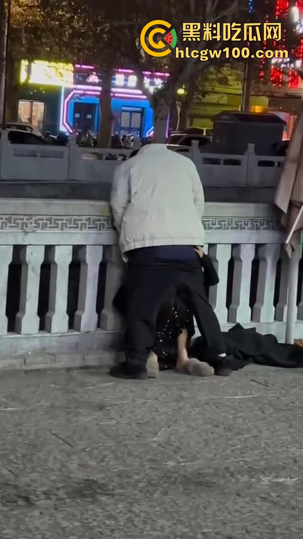 北京大哥路边发情当街怼，强按小姐姐头直接开搞，深喉怼到干呕，小姐姐手不知道该放哪，围观路人直看懵逼！-10