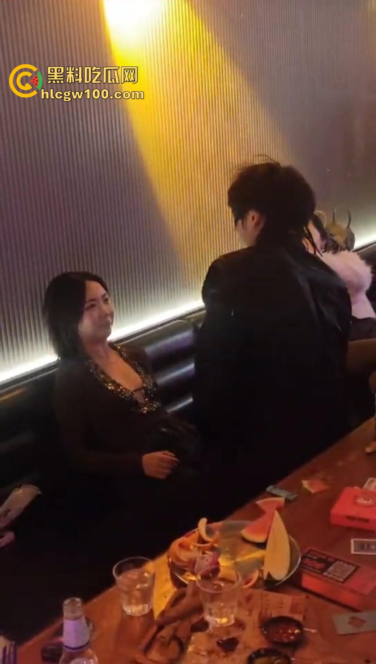 不羡鸳鸯不羡仙，只羡富婆每一天，王婆天选男模开局撒钱招呼肌肉，淫乱派对全程狂嗨，富婆的快乐你想不到！-4