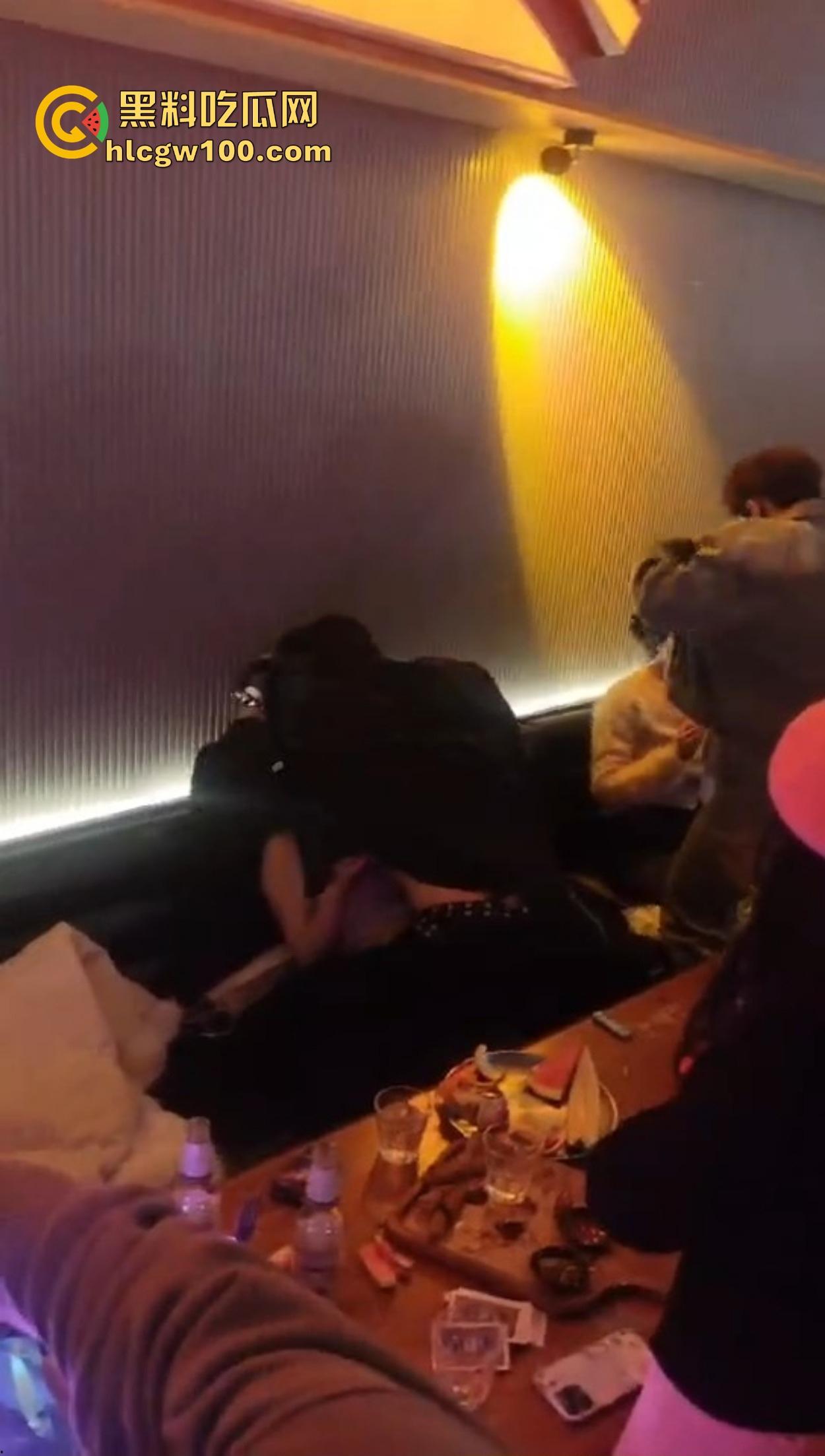 不羡鸳鸯不羡仙，只羡富婆每一天，王婆天选男模开局撒钱招呼肌肉，淫乱派对全程狂嗨，富婆的快乐你想不到！-5