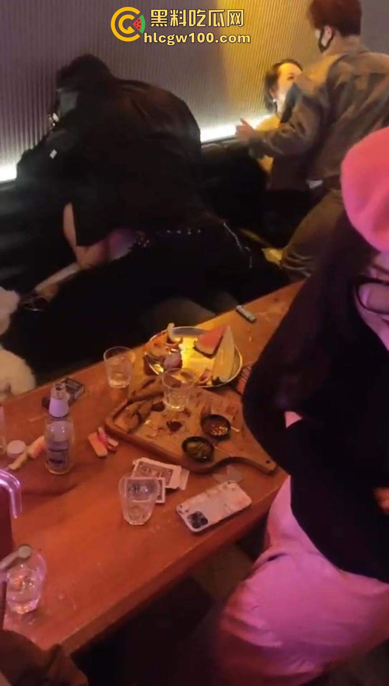 不羡鸳鸯不羡仙，只羡富婆每一天，王婆天选男模开局撒钱招呼肌肉，淫乱派对全程狂嗨，富婆的快乐你想不到！-6