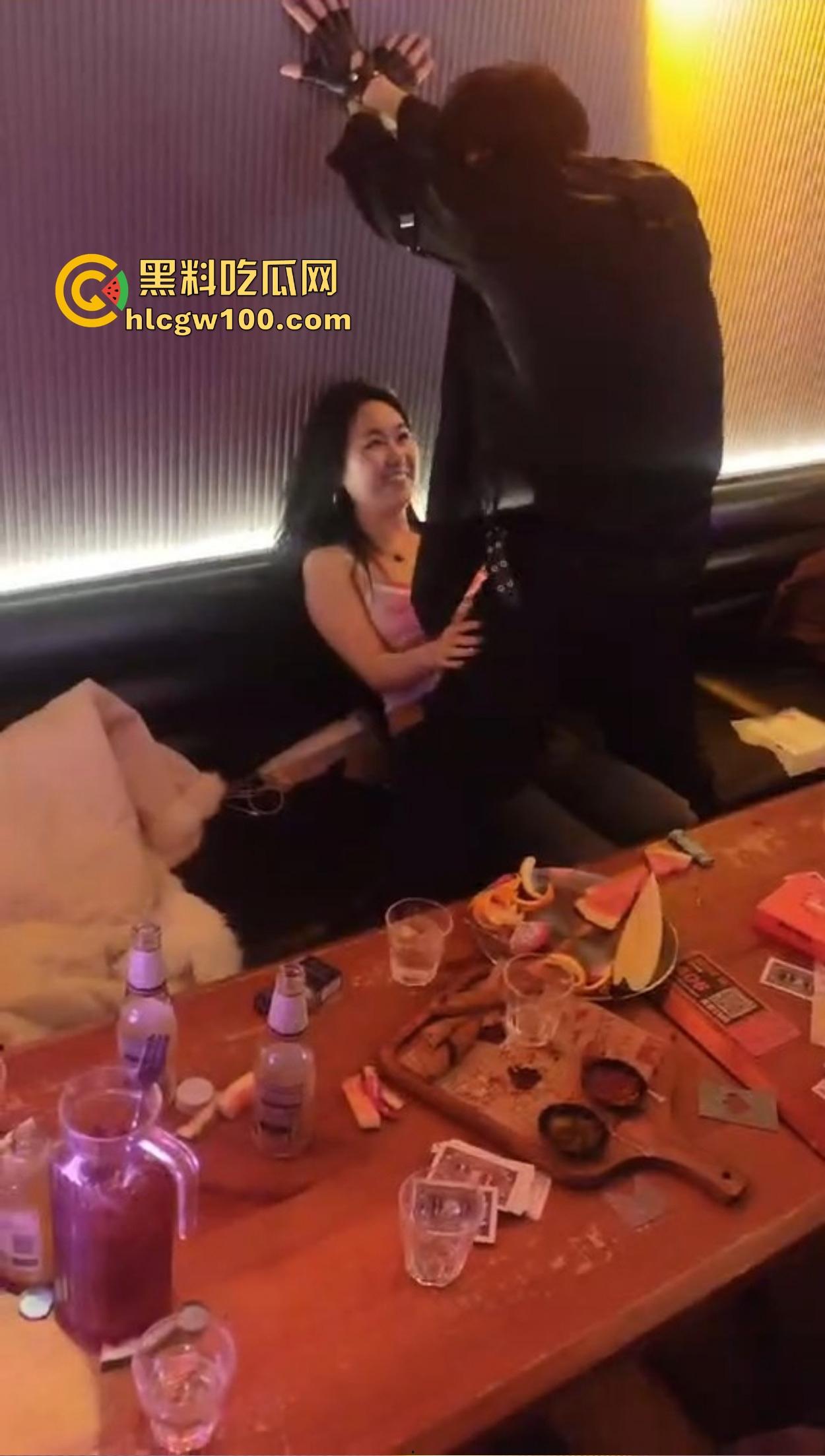 不羡鸳鸯不羡仙，只羡富婆每一天，王婆天选男模开局撒钱招呼肌肉，淫乱派对全程狂嗨，富婆的快乐你想不到！-9