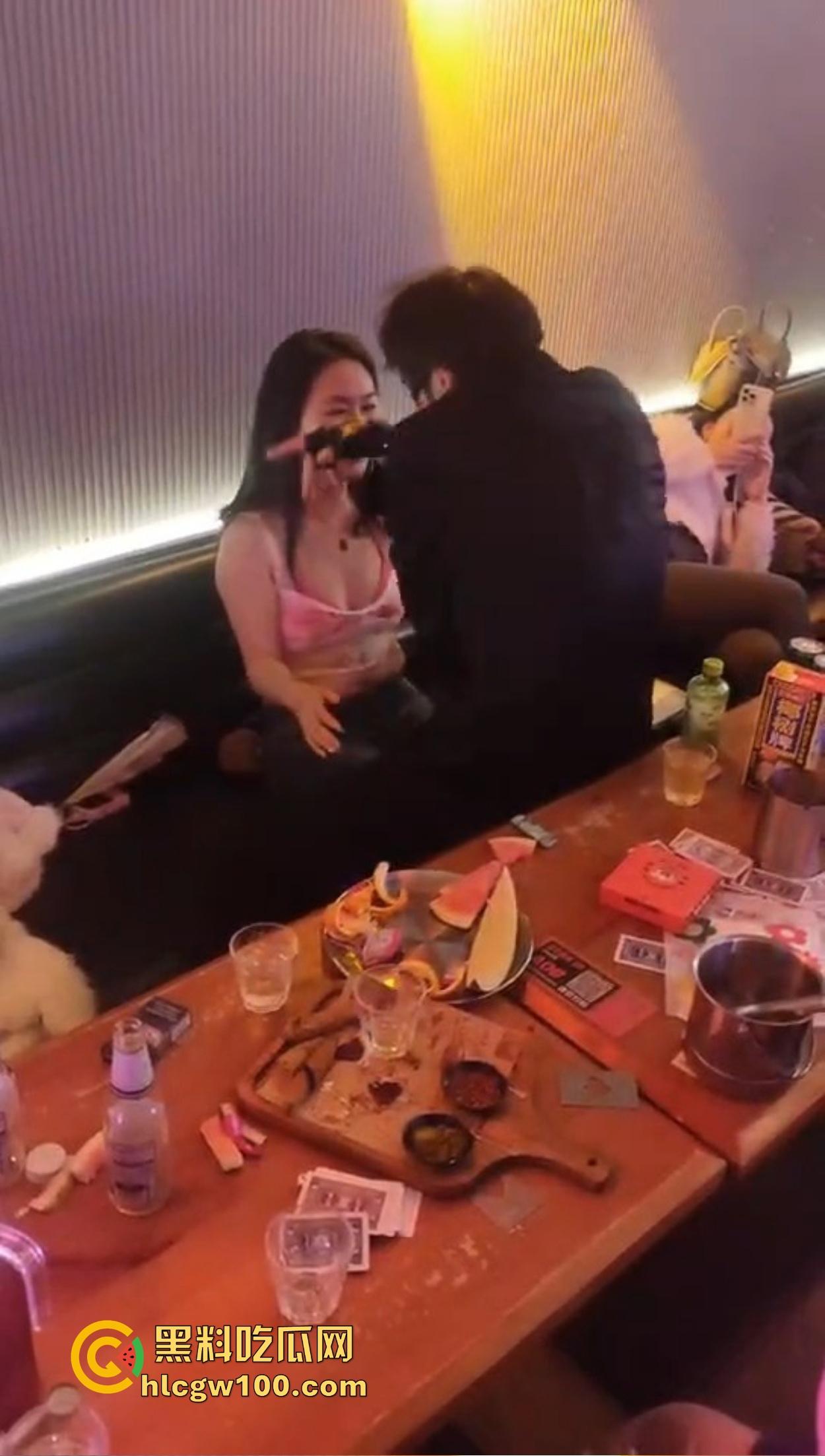 不羡鸳鸯不羡仙，只羡富婆每一天，王婆天选男模开局撒钱招呼肌肉，淫乱派对全程狂嗨，富婆的快乐你想不到！-10