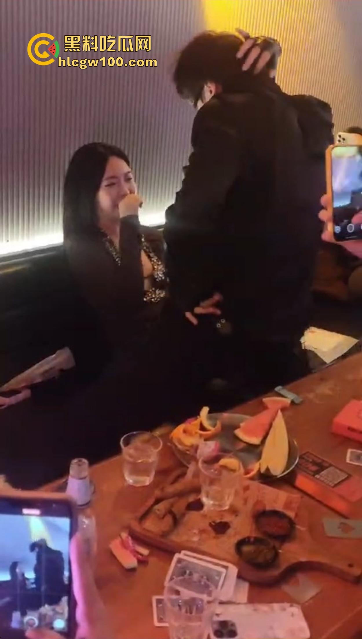 不羡鸳鸯不羡仙，只羡富婆每一天，王婆天选男模开局撒钱招呼肌肉，淫乱派对全程狂嗨，富婆的快乐你想不到！-12