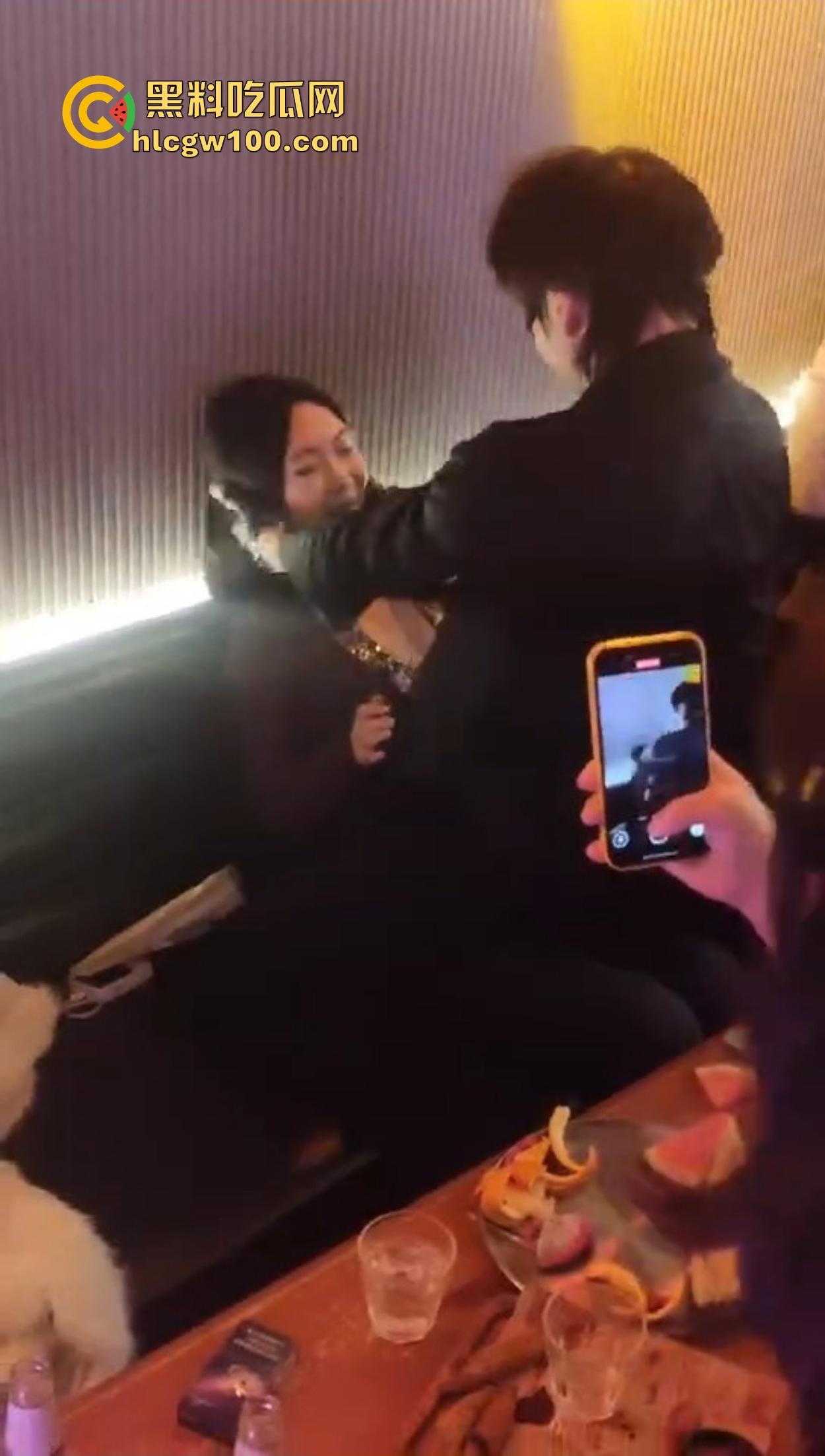 不羡鸳鸯不羡仙，只羡富婆每一天，王婆天选男模开局撒钱招呼肌肉，淫乱派对全程狂嗨，富婆的快乐你想不到！-13