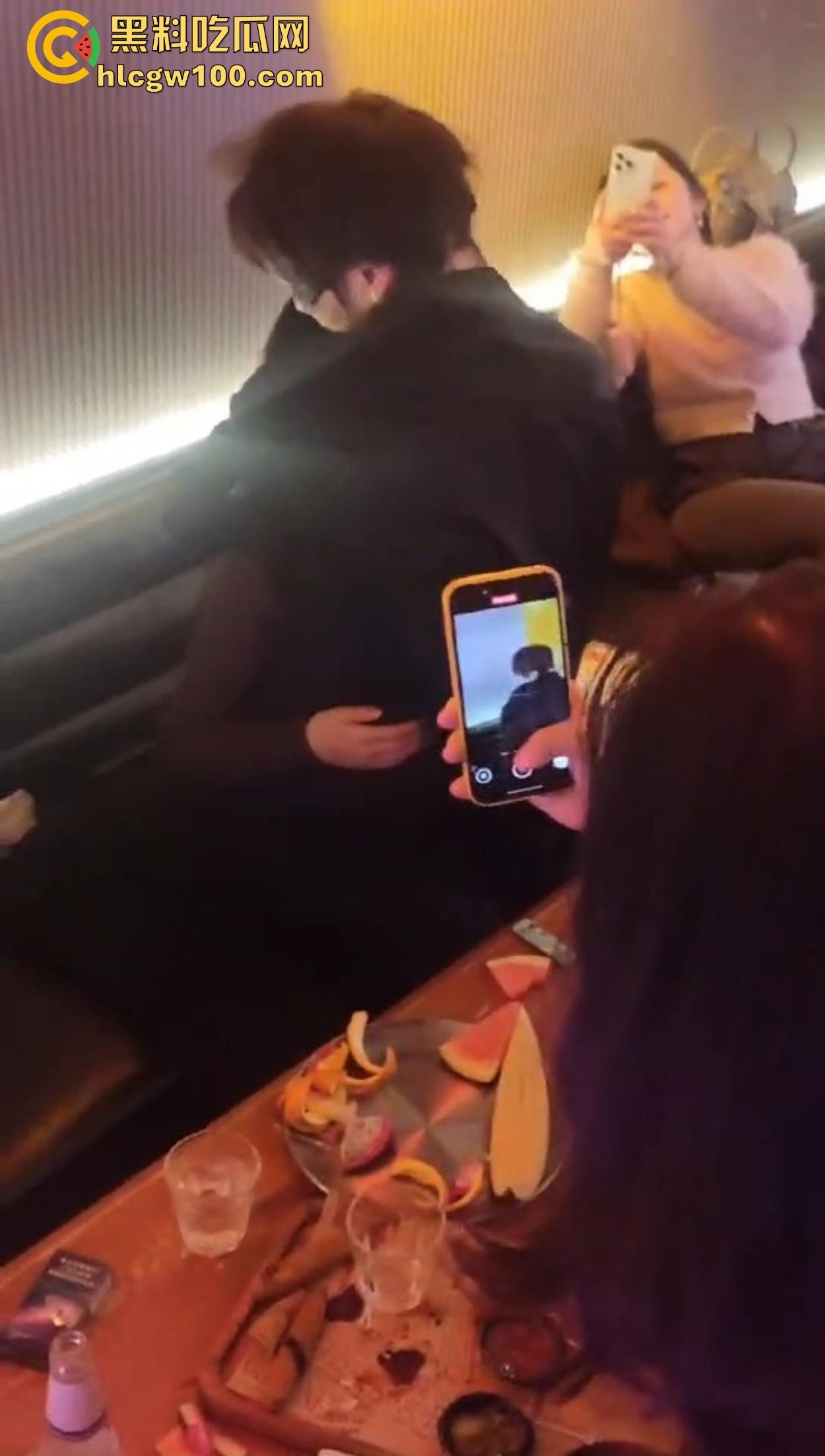 不羡鸳鸯不羡仙，只羡富婆每一天，王婆天选男模开局撒钱招呼肌肉，淫乱派对全程狂嗨，富婆的快乐你想不到！-14