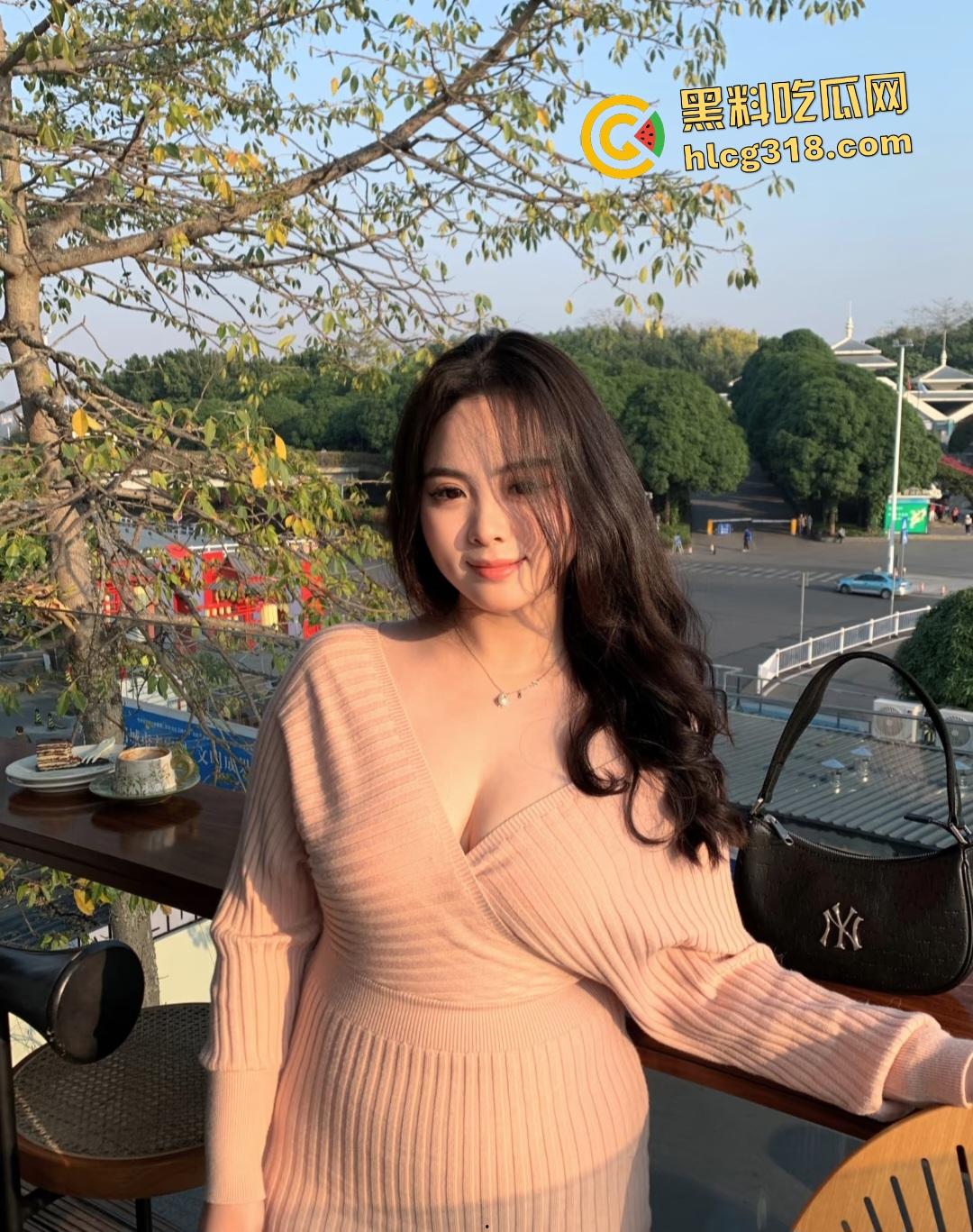 丰满大学生户外直播大衣里面全裸只穿黑丝，翘臀对镜头抠逼自慰，谁知被车上大哥偷拍正着！-2