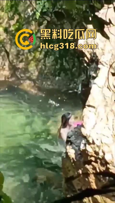 广东清远漂流惊现情侣水中干炮，女上男下疯狂骑乘，随着水浪节奏而动，画面刺激！-7