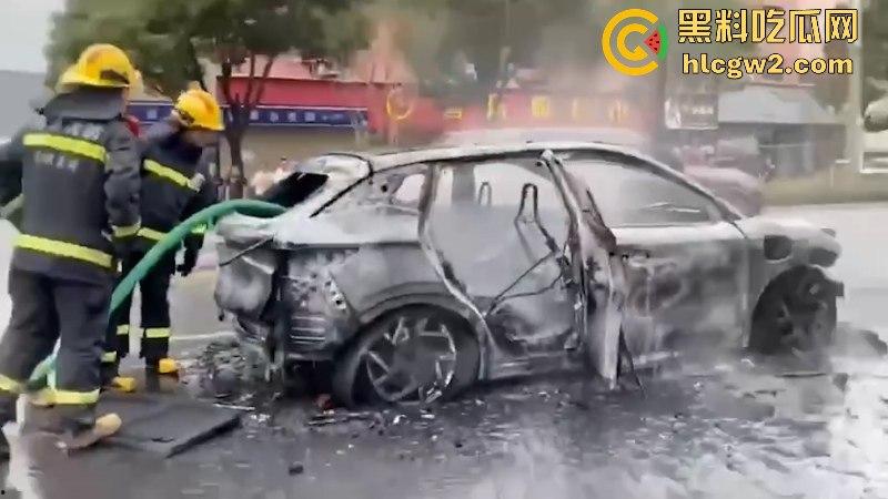 温州龙港时代大道一比亚迪突发自燃 短短几分钟烧没了 现场烧车视频曝光-5