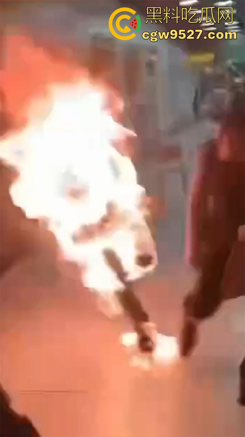 哈萨克斯坦男子，在阿拉木图机场自焚，火势很快被扑灭，受害者被送往市立医院接受治疗！-3