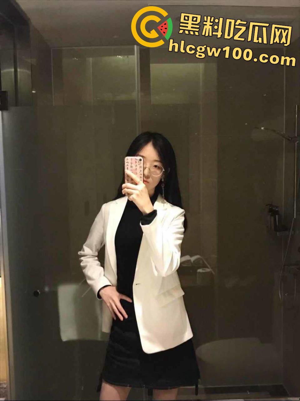 河南洛阳师范学院邓瑾萱被调教成小母狗 跪地爬行骑乘榨精十分乖巧-2