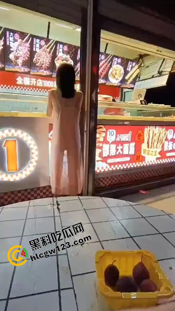 你相信光吗？郑州小婊深夜执行主人的羞耻任务，透明薄睡衣漏点出门，全程走光还舔着嘴说我好兴奋！-5