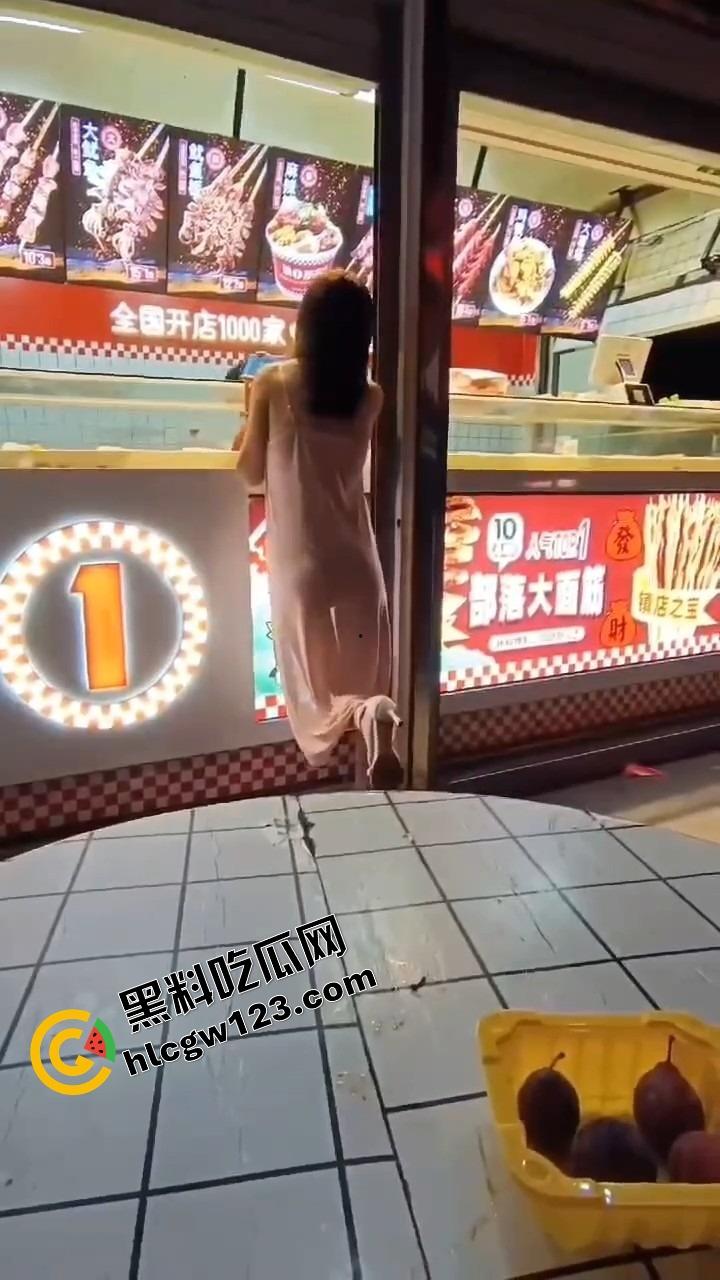 你相信光吗？郑州小婊深夜执行主人的羞耻任务，透明薄睡衣漏点出门，全程走光还舔着嘴说我好兴奋！-9