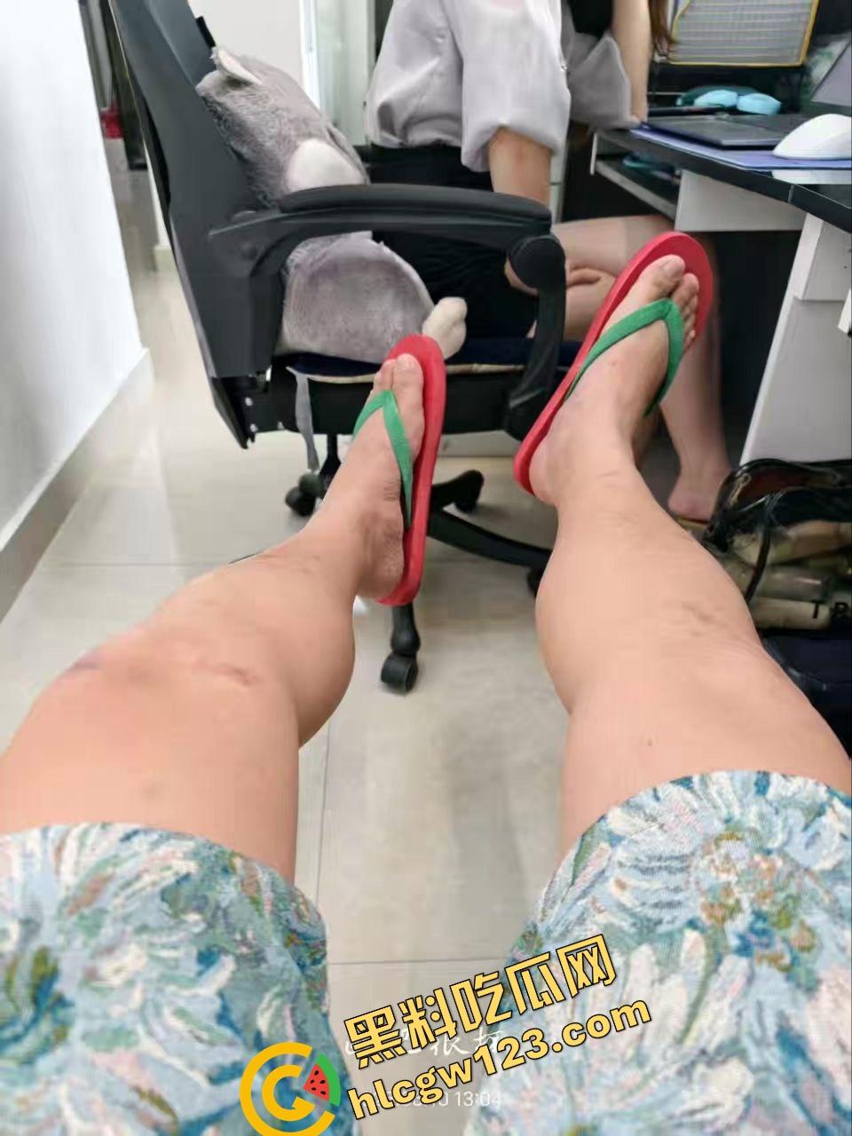 全公司都吃饭去了，只有我在工位被榨成豆腐脑，谁说办公室不能做爱？她一坐腿上直接开摸，肾保健逼我射！-9