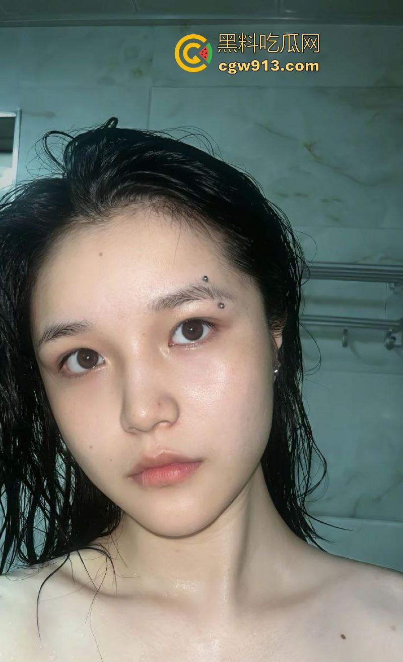 湖南唇钉反差小妹【刘语玮】调教视频曝光，性感唇钉示人，身材娇小，C杯酥胸勾魂，三根“JB”道具玩弄至高潮喷水！-1