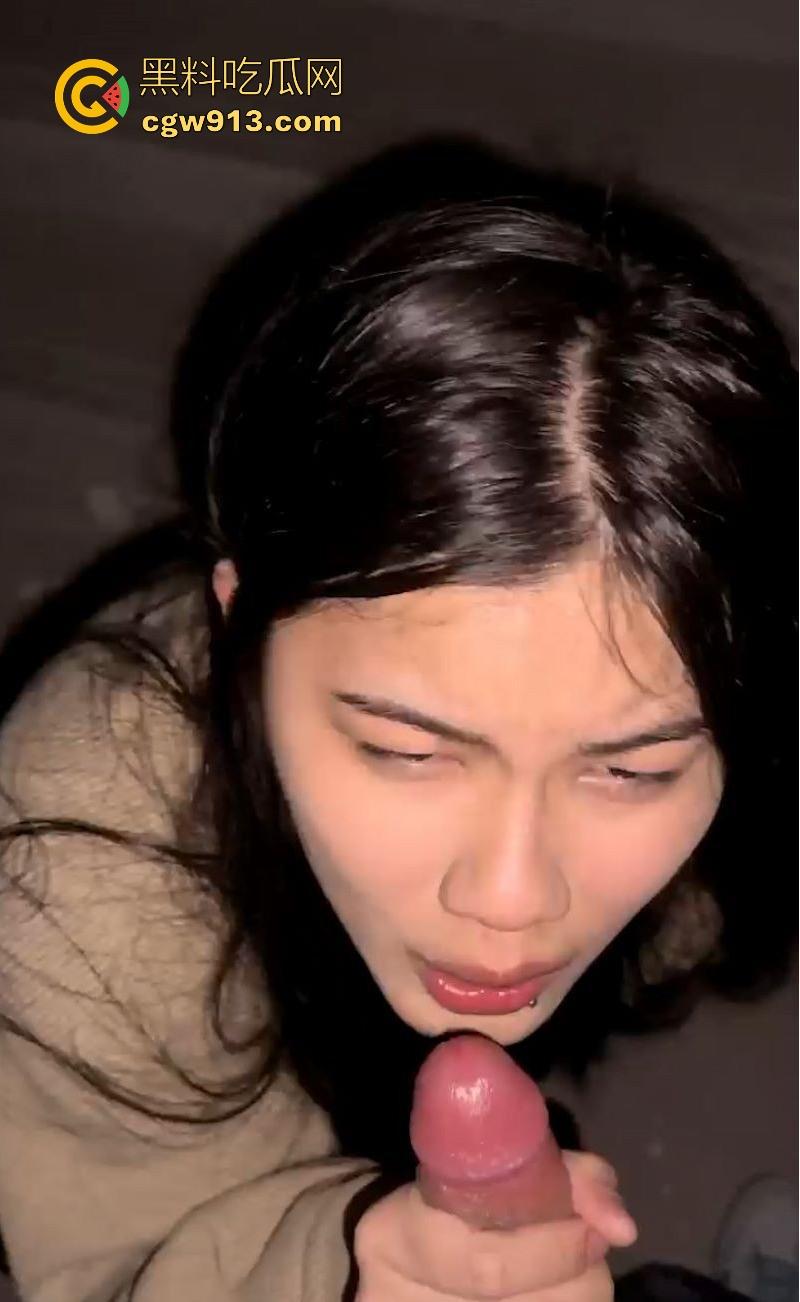 湖南唇钉反差小妹【刘语玮】调教视频曝光，性感唇钉示人，身材娇小，C杯酥胸勾魂，三根“JB”道具玩弄至高潮喷水！-7