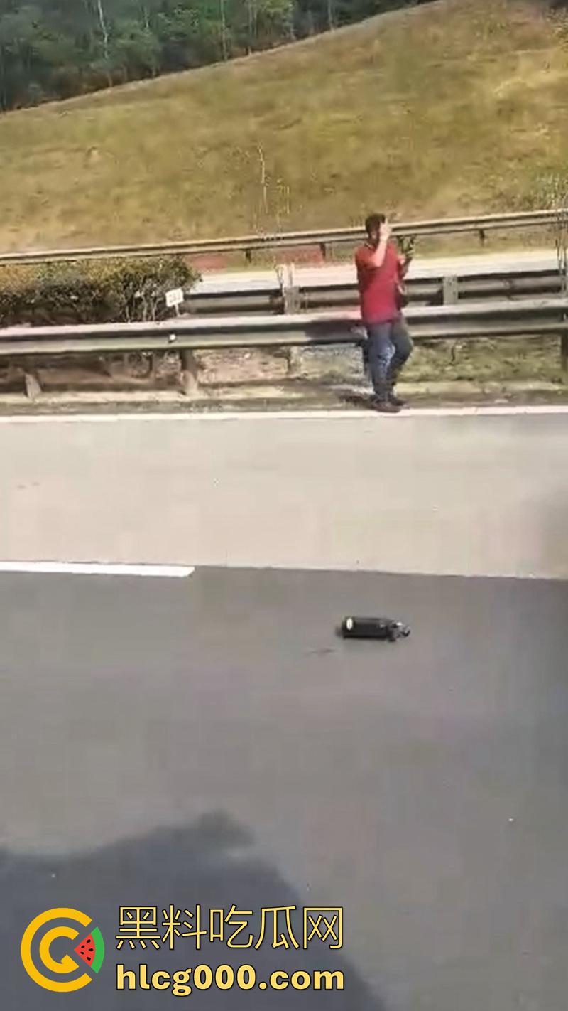 马来西亚摩托车手断头事件，为躲避卡车撞上隔离带，导致其当场被割断头颅，现场画面流出！-7