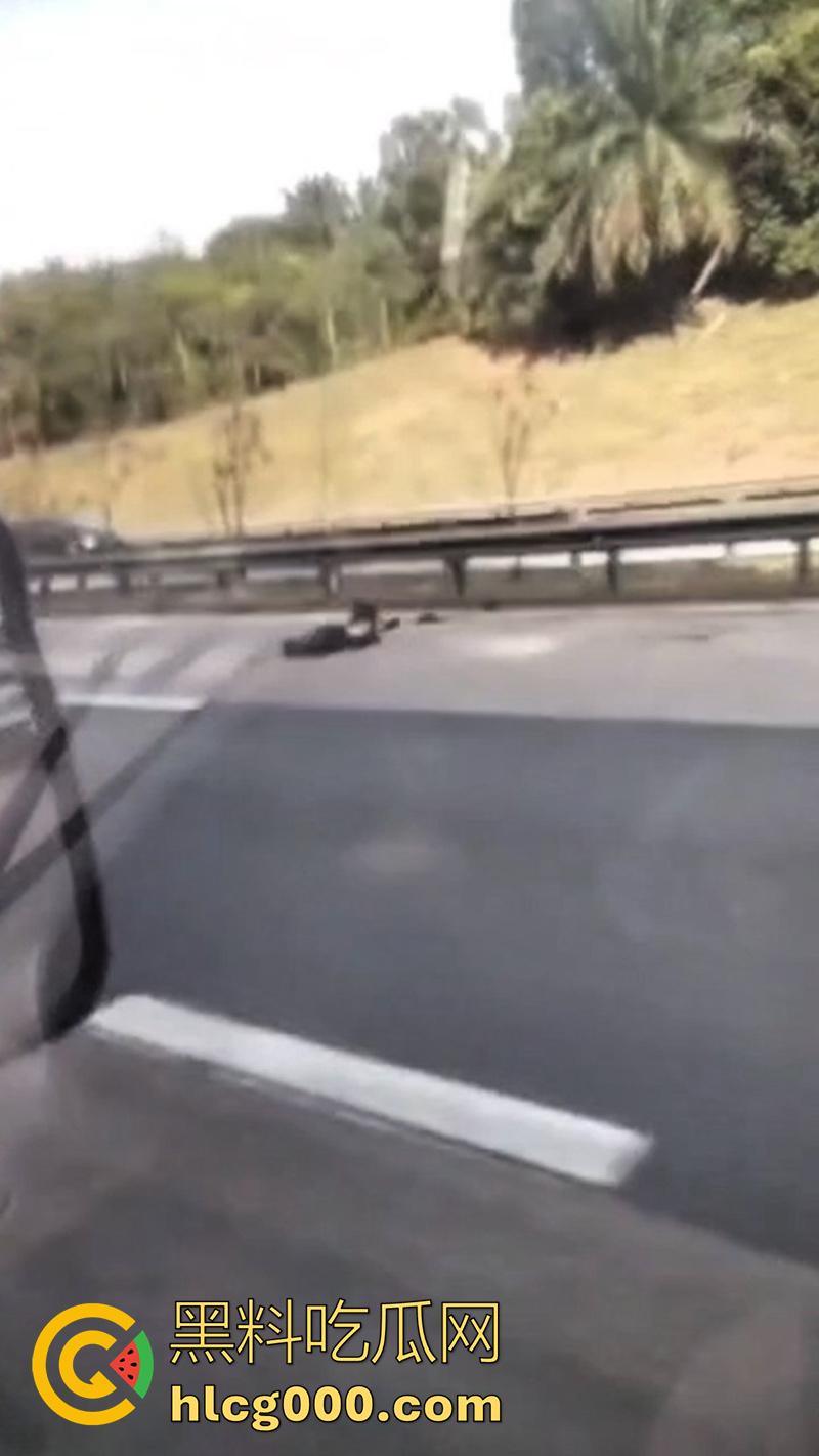 马来西亚摩托车手断头事件，为躲避卡车撞上隔离带，导致其当场被割断头颅，现场画面流出！-9