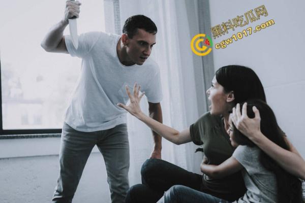 国外真实家暴！男人狂殴老婆，砸晕后仍不放手！惨不忍睹的家庭录像惊爆网络！-2