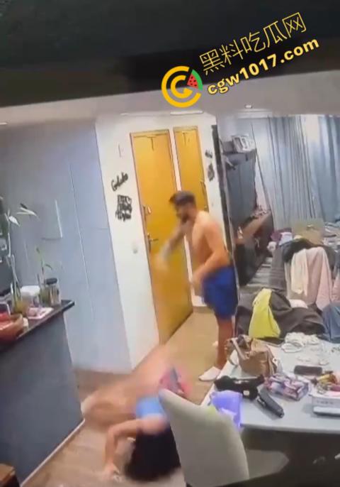 国外真实家暴！男人狂殴老婆，砸晕后仍不放手！惨不忍睹的家庭录像惊爆网络！-7