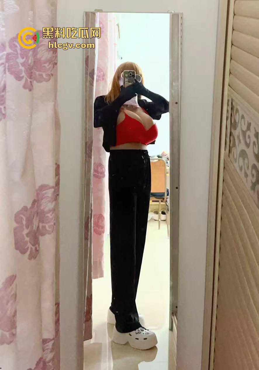 10月27号 广东东莞，假雷厕所偷拍闹剧，大神翻车被抓现行！带着假大雷拍美女大学生，跑得掉吗？-2