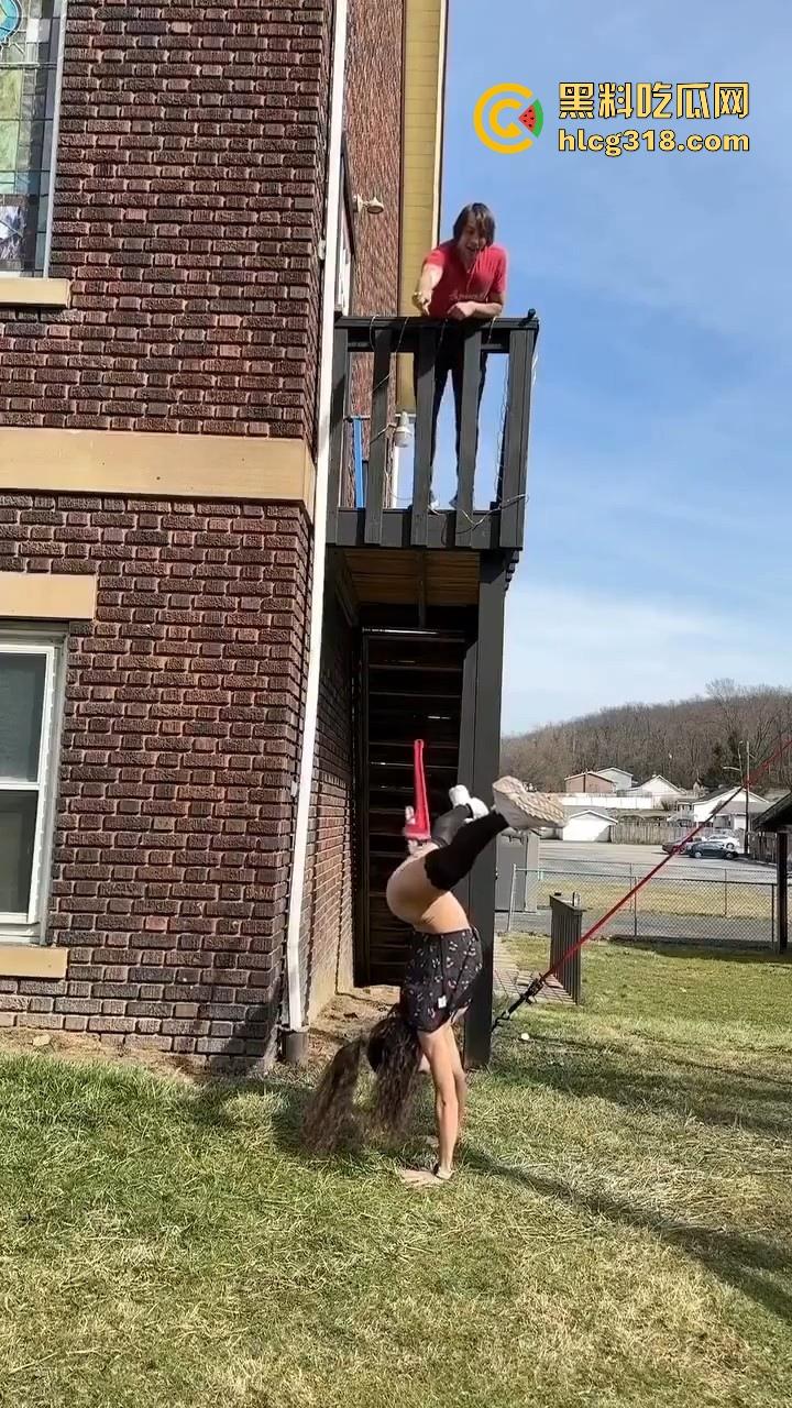 奇葩的离谱操作， 用铲子扇逼用砖头砸鸡鸡用扳手高空插逼，这都是什么操作啊，说是在锻炼绝世武功都有人信！-2